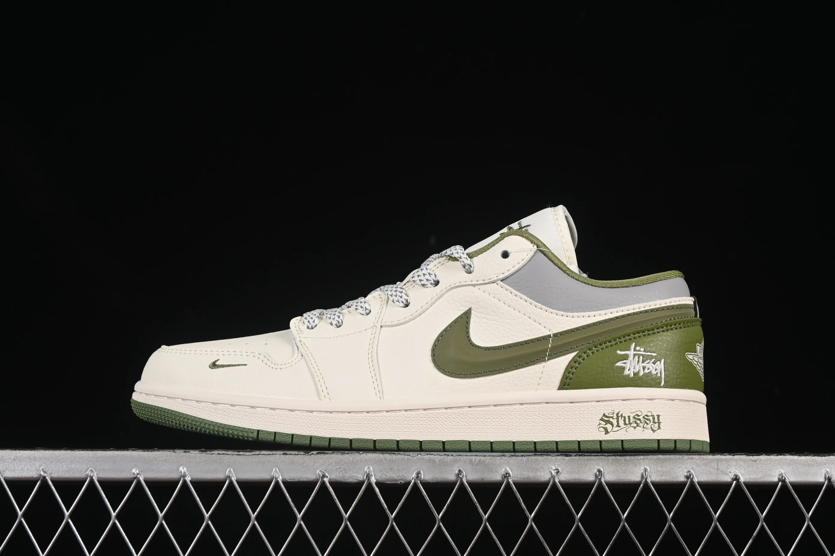 All categories Air Jordan Jordan series basketball shoes Air Jordan 1 Low High-end customized low-top sneakers Air Jordan 1 Low AJ1 Joe 1 Stucci co-branded beige three-dimensional hook High-end customized low-top retro basketball shoes XS6086-558